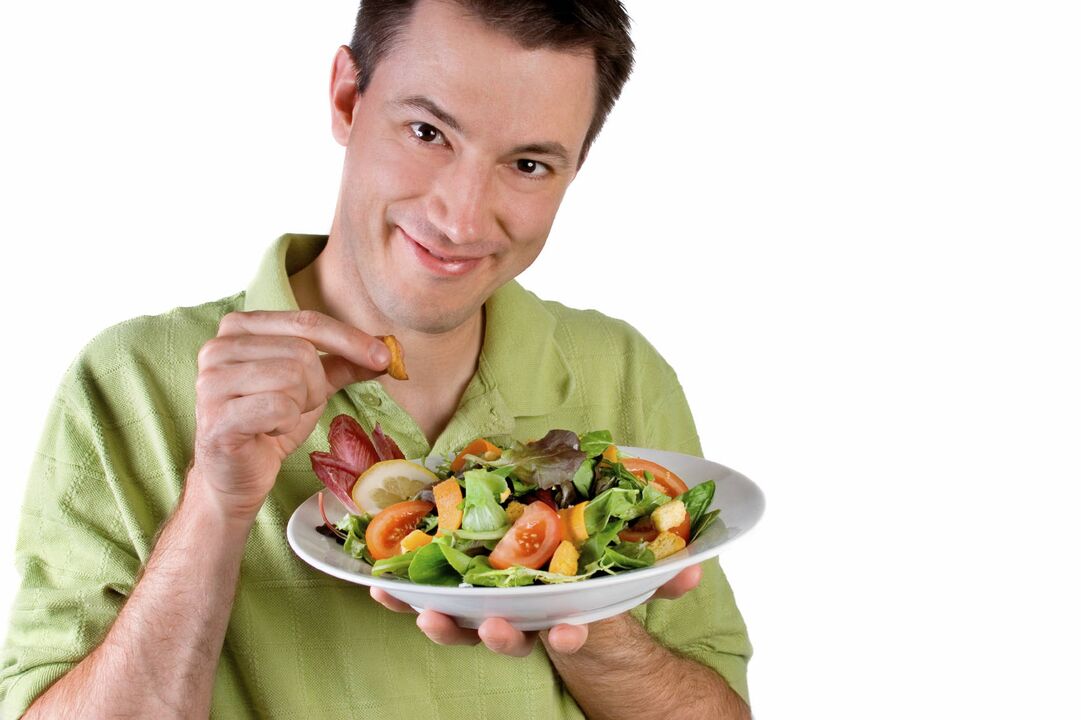 мужчина ест овощной салат для потенции